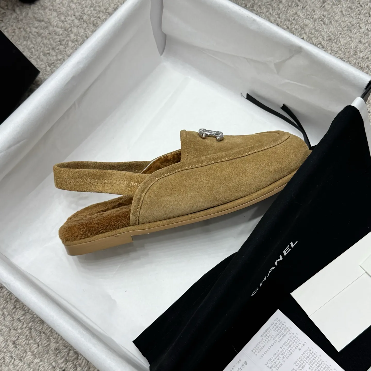 👟👟Ex-factory price 600👟👟 Classic model 🇨🇳ChaneL 25K Teddy fur loafers Simple and high-end design, super versatile! Double C logo embellishment! Imported suede has the texture of natural animal leather visible to the naked eye! The top version is stress-free when entering and exiting the cabinet. It has a bookish texture on the feet and feels great on the feet. Versatile item. ✅Upper: Customized imported suede. ✅Inner lining: imported lamb wool. ✅Outsole: imported genuine leather. ✅Size: 35-40. ✅Comes with a full set of packaging.